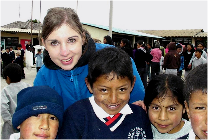 Sandra Holtgreve mit Schulkindern aus dem Dorf Santa Fe in Ecuador