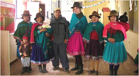 Sandra Holtrgreve mit den Erzieherinnen und dem Koordinator des Kinderzentrums in Totoras-Cucho