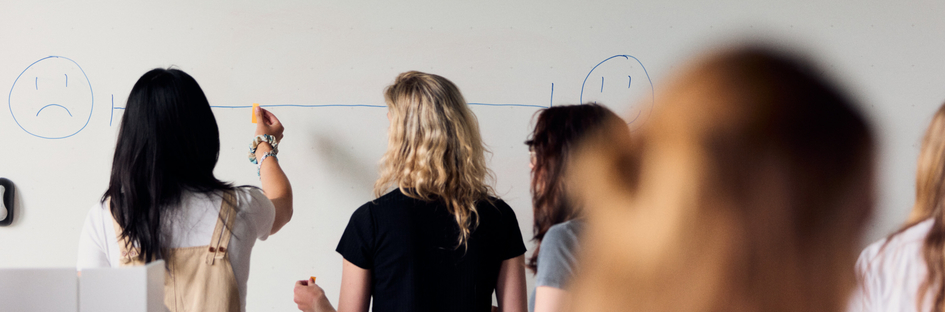 Studierende vor einem Tafelbild