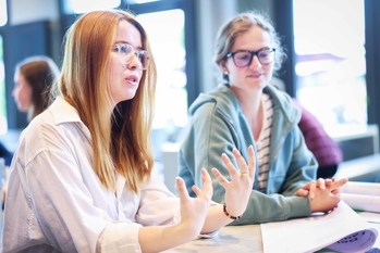 Zwei Frauen sitzen an einem Tisch in der HSBI-Cafeteria