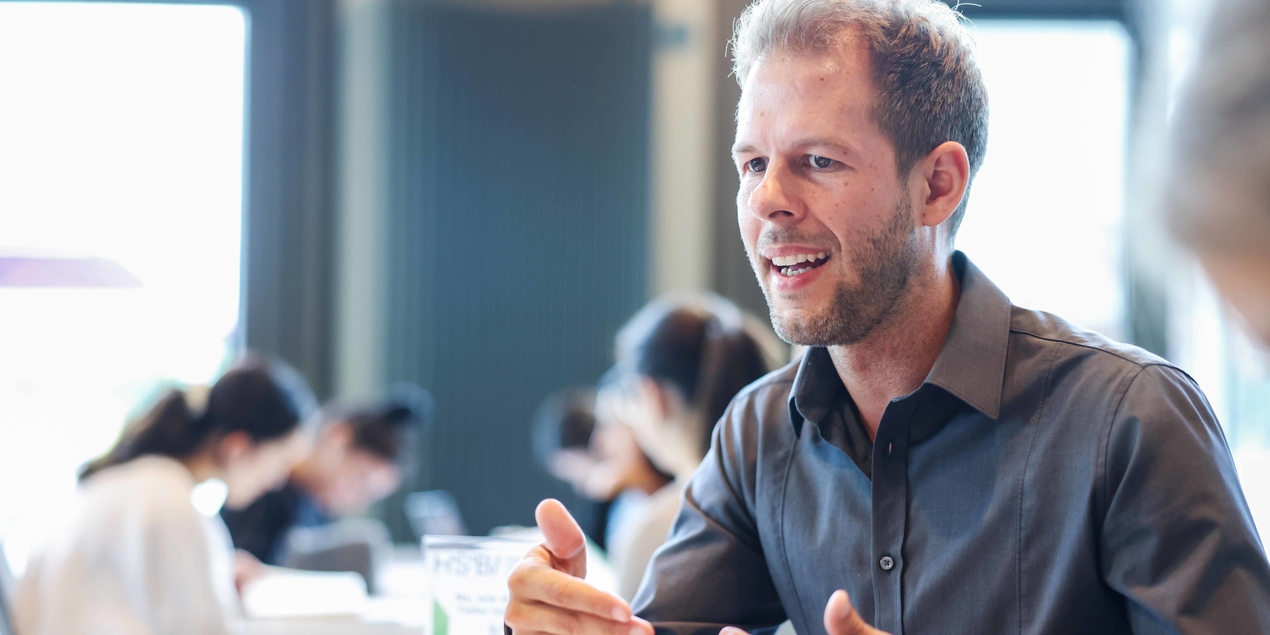 Manuel Stegemann in der HSBI-Cafeteria im Gespräch