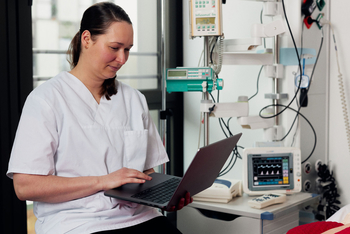 Sarah Palmdorf arbeitet an einem Laptop