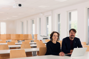 Prof. Dr. Mariam Dopslaf und Prof. Dr. Christian Schwede in einem Seminarraum