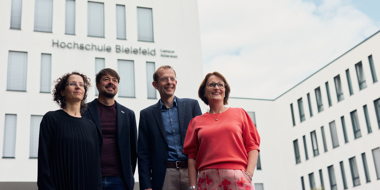 Gruppenaufnahme vor dem Gebäude Gleis 13