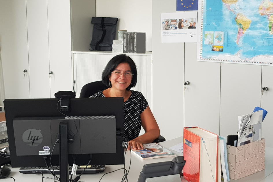 Dr. Juana Salas Poblete sitzt am Schreibtisch