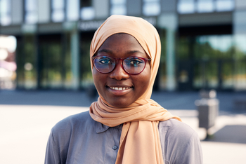 Porträt der Studentin Hamdiya Alhassan vor dem Gebäude der Fachhochschule Bielefeld