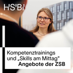 Eine Frau im Gespräch mit zwei Personen. Auf einer Textbox steht Kompetrenztrainings und Skills am Mittag Angebote der ZSB