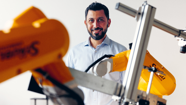 Ein student schaut sich eine Maschine genau an